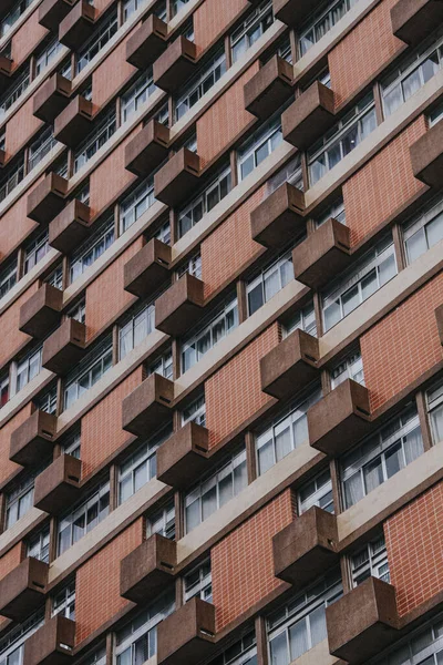 Vertical Shot Big Urban Building Balconies Lot Windows Daytime — Stock Photo, Image