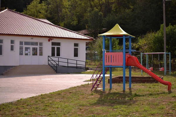 Coronavirus Salgınına Işaret Eden Boş Bir Okul Çocuk Parkı Işareti — Stok fotoğraf
