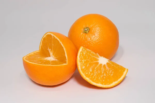 Zbliżenie Świeżo Dojrzałej Pomarańczy Plastrami Białej Powierzchni — Zdjęcie stockowe