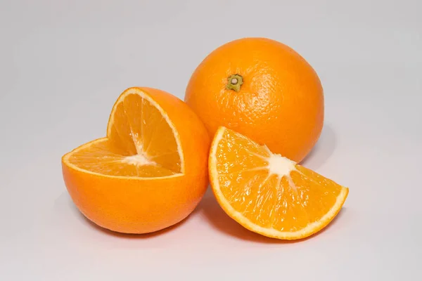 Close Laranja Madura Fresca Com Fatias Uma Superfície Branca — Fotografia de Stock