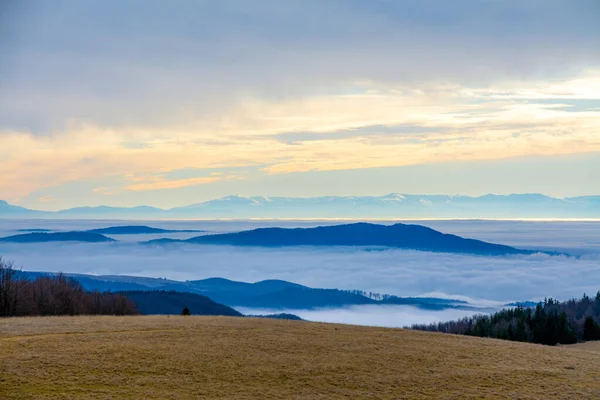 산에서 골짜기의 구름으로 뒤덮인 — 스톡 사진