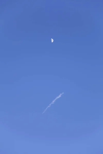 Plan Vertical Angle Bas Lune Capturée Dans Ciel Pendant Journée — Photo