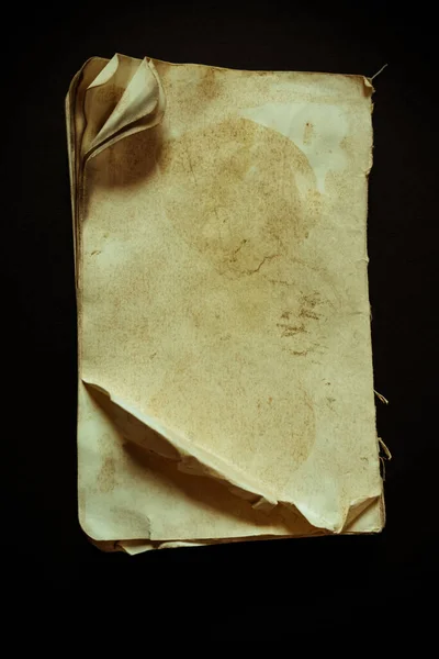 Pionowe Ujęcie Starego Papierowego Notatnika Odizolowanego Czarnym Tle — Zdjęcie stockowe