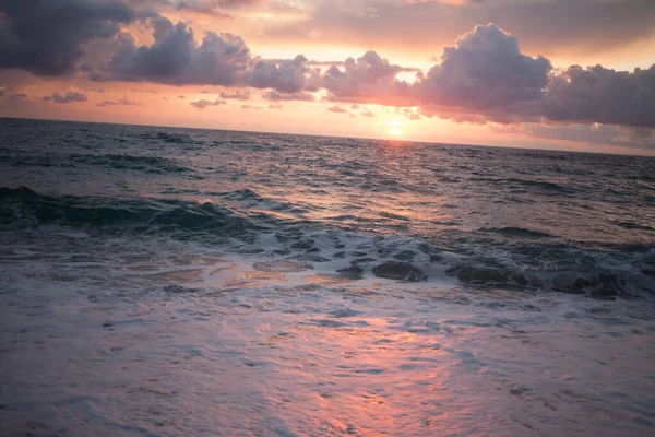 Uma Paisagem Mar Sob Céu Nublado Durante Pôr Sol Tirar — Fotografia de Stock