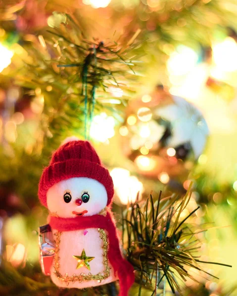 Ornamento Natal Boneco Neve Ramo Com Chapéu Natal Vermelho Cachecol — Fotografia de Stock