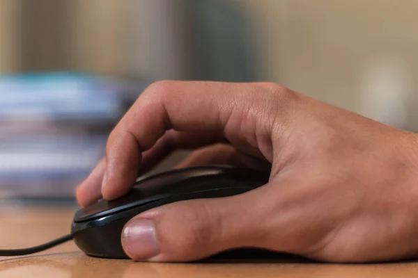 Nahaufnahme Der Hand Einer Person Mit Einer Computermaus — Stockfoto