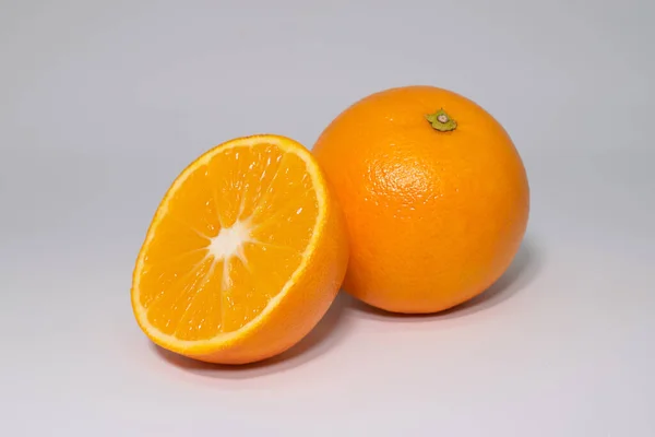 Close Laranja Madura Fresca Com Fatias Uma Superfície Branca — Fotografia de Stock