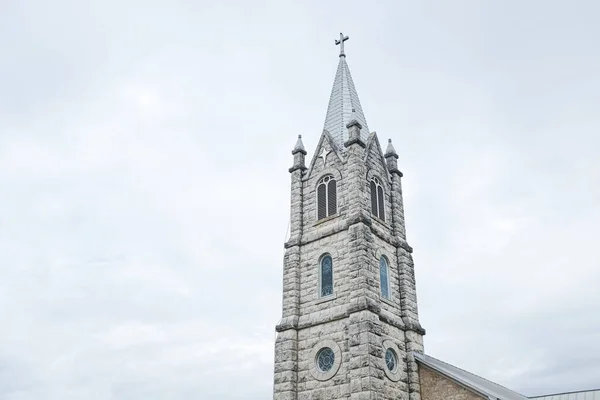 位于美国德克萨斯州弗雷德里克斯堡的路德教会教堂的低视角视图 — 图库照片