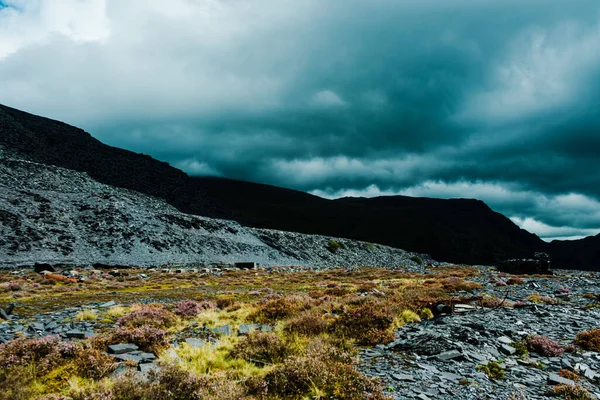 Дощовий Хмарний Пейзаж Над Скелястим Краєвидом — стокове фото