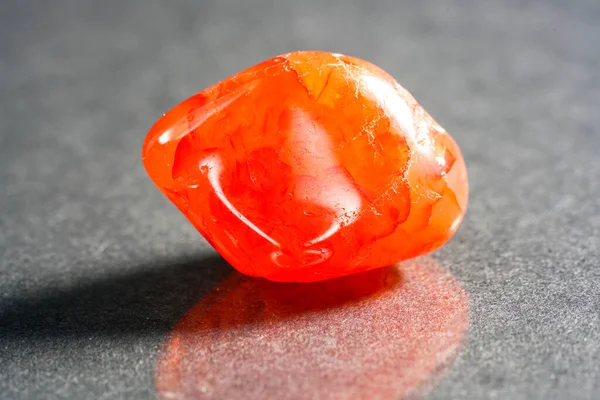 Eine Nahaufnahme Eines Schönen Kleinen Orangefarbenen Felsens Auf Einer Grauen — Stockfoto