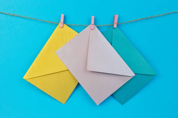 Uma Bela Foto Envelopes Coloridos Fundo Azul — Fotografia de Stock