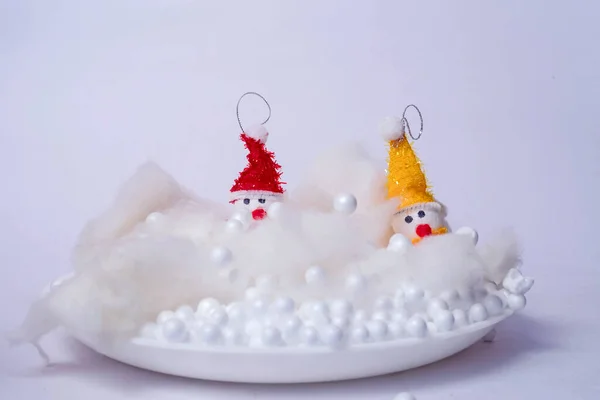 Ένα Κοντινό Πλάνο Του Χιονάνθρωπου Στολίδια Λευκό Βαμβάκι Ένα Πιάτο — Φωτογραφία Αρχείου