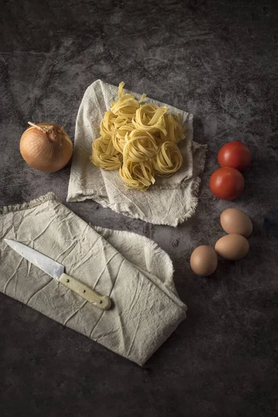 Overhead Shot Fresh Onions Eggs Tomatoes Raw Pasta Knife Table — Stock Photo, Image