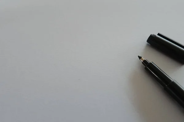 Beyaz Kağıda Siyah Jel Mürekkep Kaleminin Yüksek Açılı Görüntüsü — Stok fotoğraf