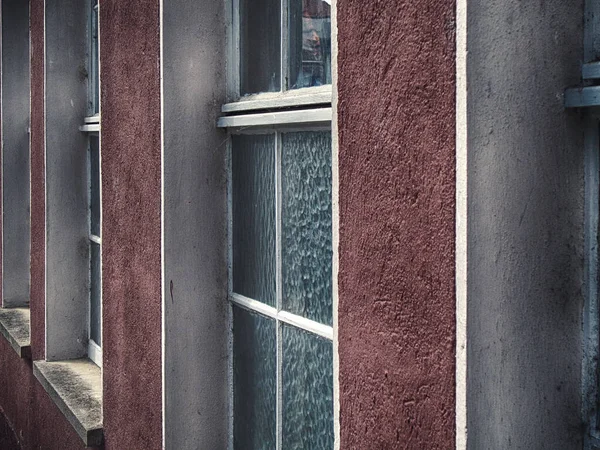赤い壁と窓のある建物のファサード — ストック写真