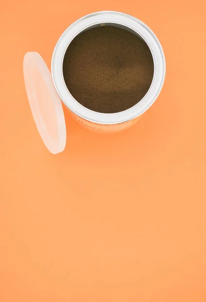 在橙色背景下的罐头中 可以看到新鲜咖啡的倒影 — 图库照片