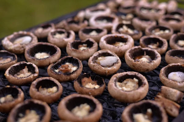 Fuoco Morbido Funghi Portabella Preparati Ripieni Formaggio Una Griglia — Foto Stock
