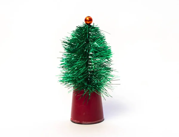 Ένα Κοντινό Πλάνο Ενός Μικρού Χριστουγεννιάτικου Δέντρου Απομονωμένου Λευκό Φόντο — Φωτογραφία Αρχείου