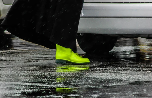 Een Close Shot Van Een Vrouw Schoenen Onder Regen — Stockfoto