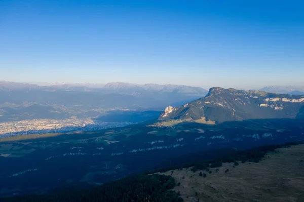 Een Antenne Uitzicht Machtige Bergen Bedekt Door Vegetatie Achtergrond Van — Stockfoto