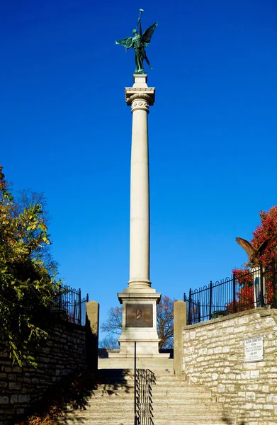 Colpo Verticale Una Statua Commemorativa Nel Cimitero Alton Illinois — Foto Stock