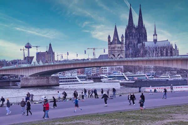 Cologne Németország December 2020 Emberek Sétálnak Vagy Játszanak Rajna Partján — Stock Fotó