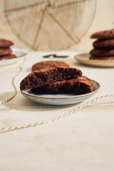 Disparo Vertical Deliciosa Galleta Chocolate Con Ingredientes Una Mesa Blanca — Foto de Stock