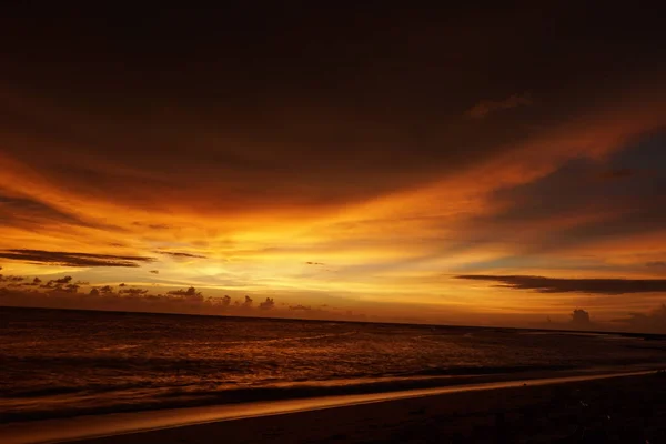 Uma Foto Fascinante Pôr Sol Misterioso Com Céu Vermelho Amarelo — Fotografia de Stock