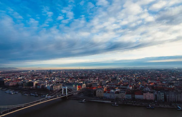 Luftaufnahme Des Stadtbildes Flussnähe Vor Bewölktem Hintergrund — Stockfoto
