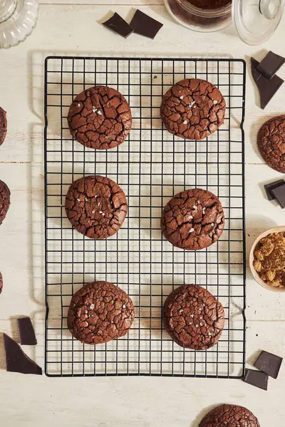 Tiro Vertical Delicioso Biscoito Chocolate Com Ingredientes Uma Mesa Branca — Fotografia de Stock