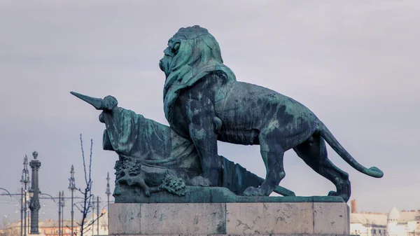 Eine Nahaufnahme Einer Löwenstatue Und Eines Pfeils Auf Einem — Stockfoto