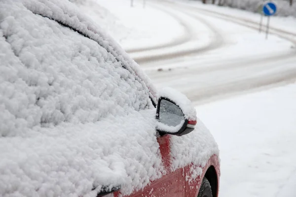 Närbild Modern Röd Bil Parkerad Sidan Vägen Täckt Snö Vintern — Stockfoto