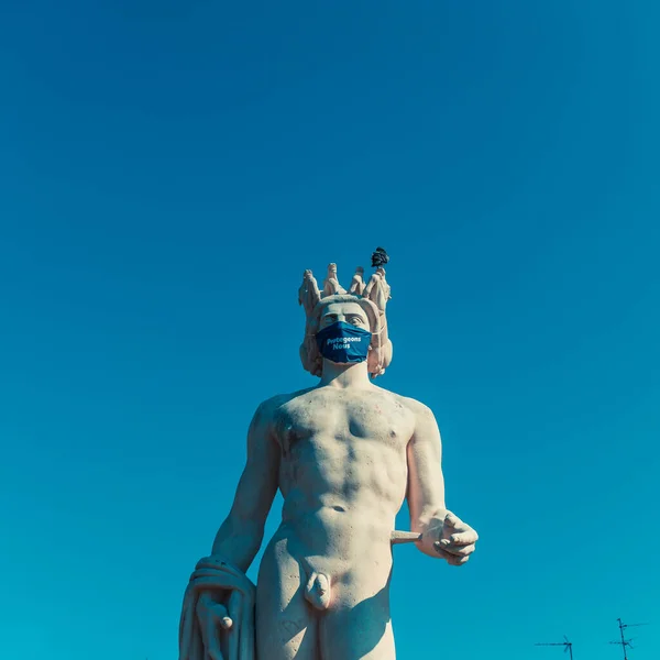ニース フランスの概念Covid19パンデミックでソレイユ噴水で顔マスクだけを身に着けている裸の記念碑のクローズアップショット — ストック写真