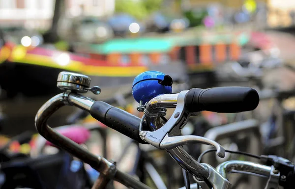 Ein Einer Straße Abgestelltes Fahrrad — Stockfoto