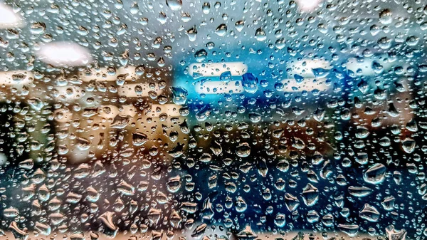 Gros Plan Gouttes Pluie Sur Une Fenêtre Nuit — Photo