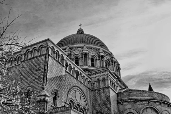 Eine Graustufenaufnahme Der Basilika Von Saint Louis Gegen Den Himmel — Stockfoto