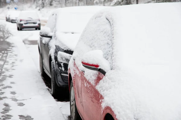 Närbild Moderna Bilar Parkerade Sidan Vägen Täckt Snö Vintern — Stockfoto