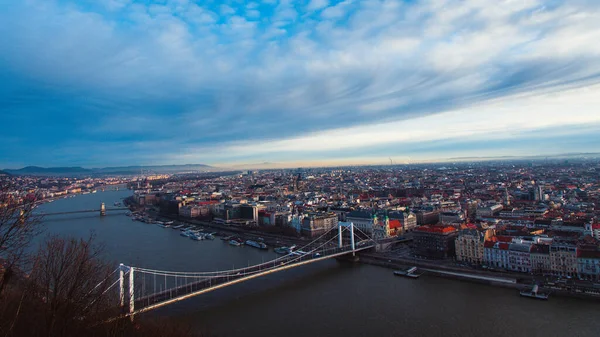 Eine Schöne Aufnahme Des Stadtbildes Und Der Brücke Über Den — Stockfoto