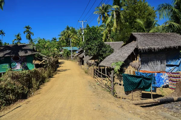 通过缅甸Gwa镇的道路 — 图库照片