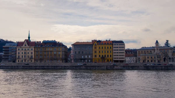 Крупный План Башни Возле Здания Венгерского Парламента Вдоль Реки Дунай — стоковое фото