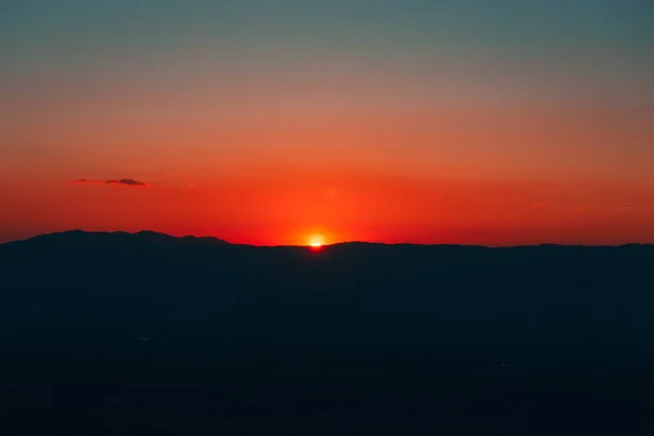 山の上の夕日の美しいショット — ストック写真