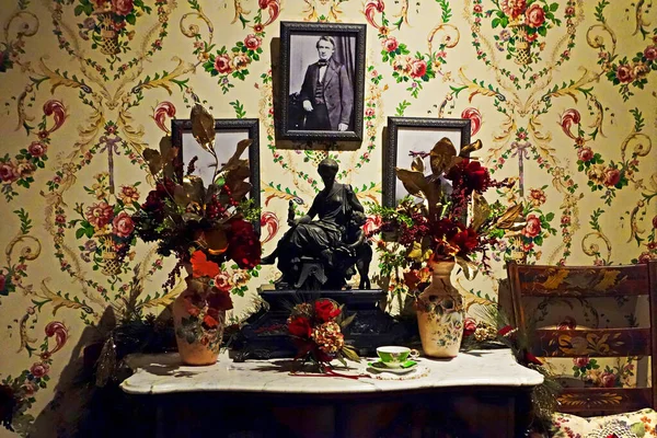 Bekeretezett Képek Falon Egy Vintage Stílusú Ház Díszített Virágok — Stock Fotó