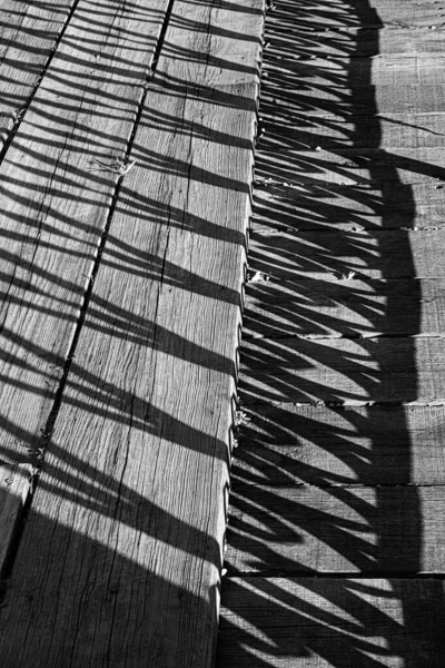 Een Verticale Grijswaarden Opname Van Oude Houten Planken Schaduwen Van — Stockfoto