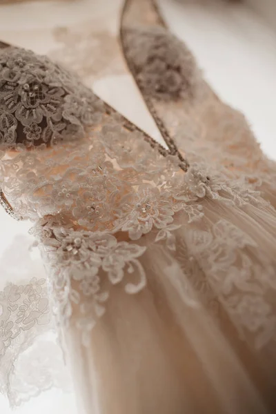 美しい白いウェディングドレスの垂直クローズアップショット — ストック写真