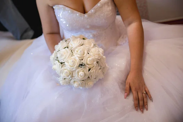 Eine Braut Hält Den Hochzeitsstrauß Während Sie Ihren Ring Zeigt — Stockfoto