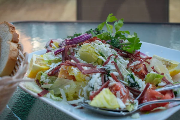 Tiro Close Uma Salada Saudável Placa Com Colher — Fotografia de Stock