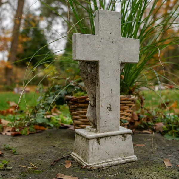 Vertikální Záběr Bílého Kříže Hřbitově Během Podzimu — Stock fotografie