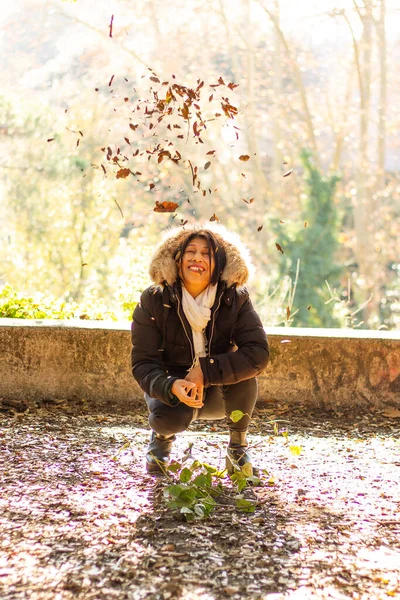 Весела Молода Іспанка Пальто Бавиться Листям Парку Колсерола Барселоні Іспанія — стокове фото