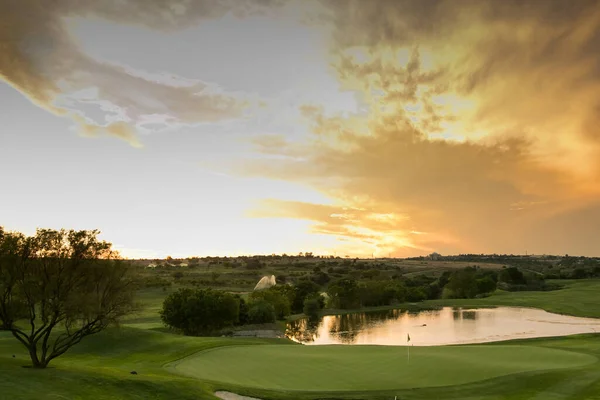 Sjö Bredvid Golfplats Vid Solnedgången — Stockfoto