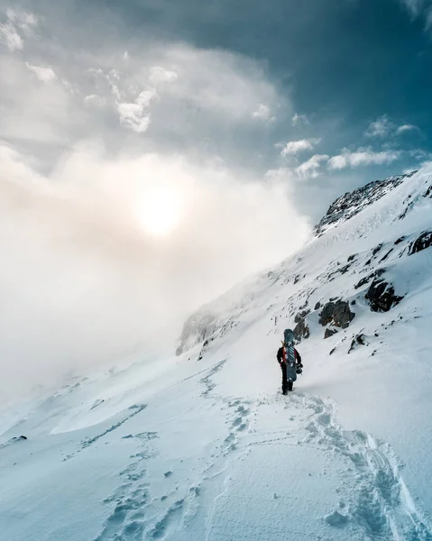 Plan Vertical Snowboardeur Marchant Dans Neige Sur Les Montagnes Sports — Photo